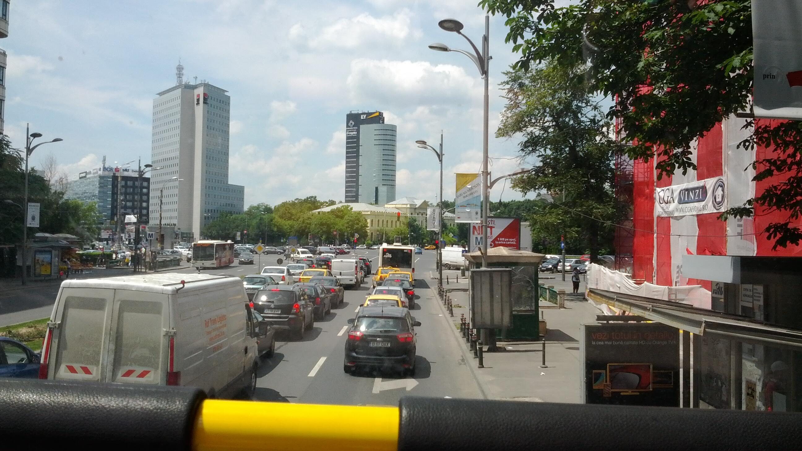 Aproape pe Piata Victoriei venind dinspre Piata Romana