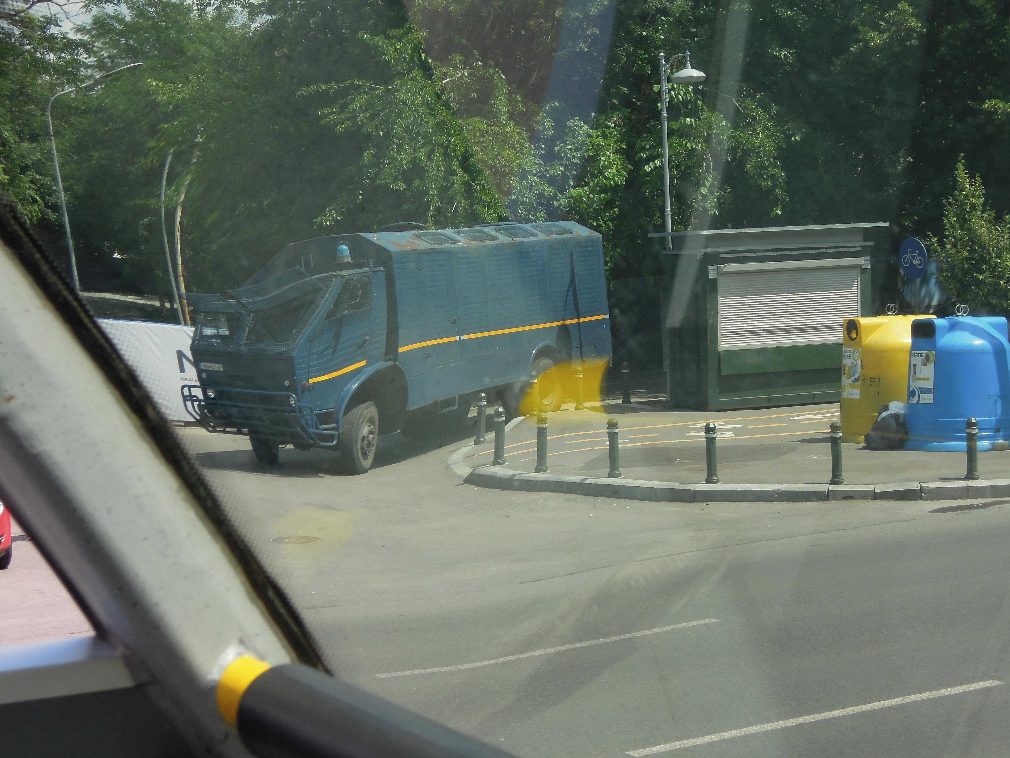 Masina a jandarmeriei, langă sediul Guvernului