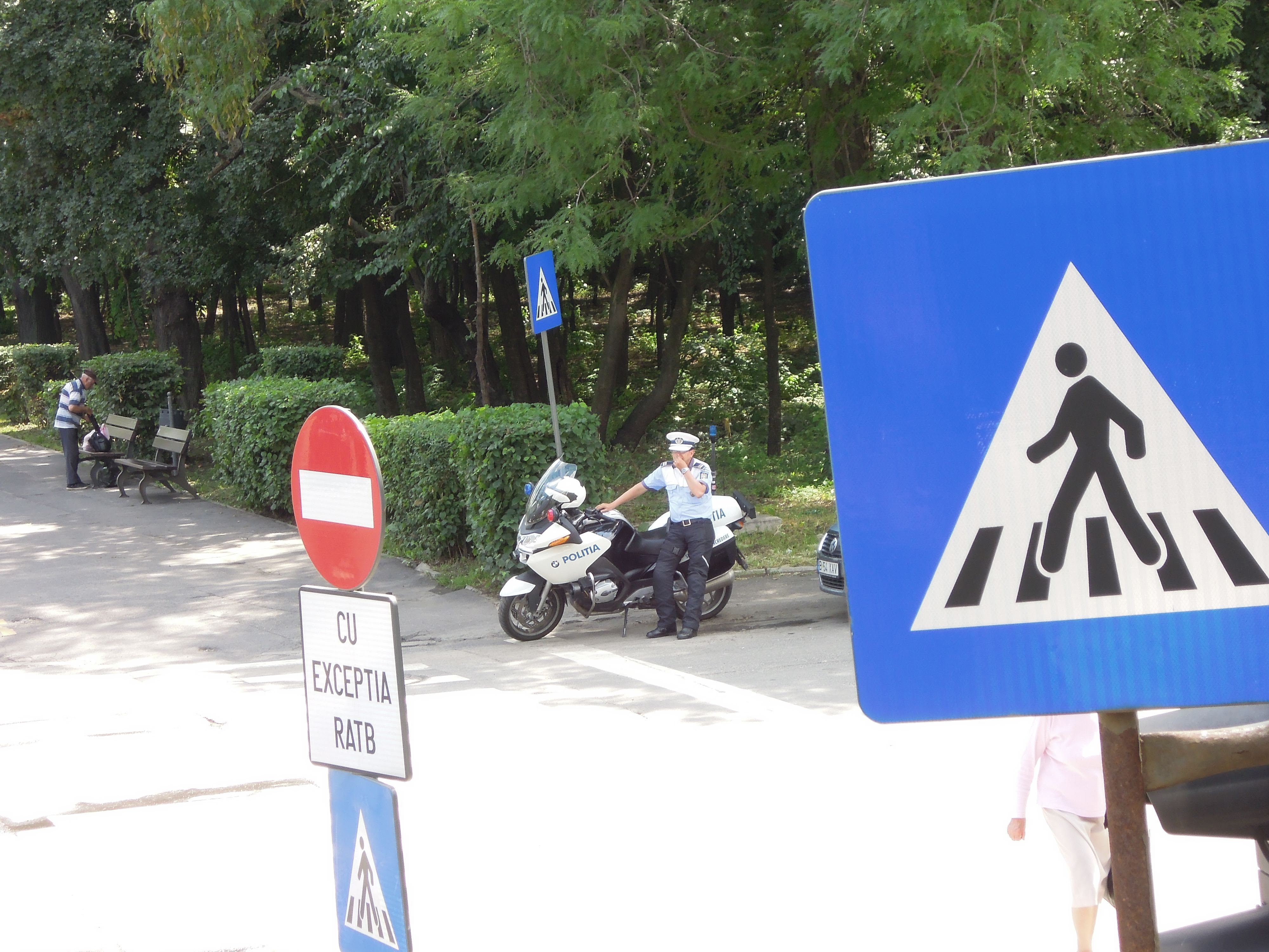 Politist cu motocicleta - București, spre Arcul de Triumf