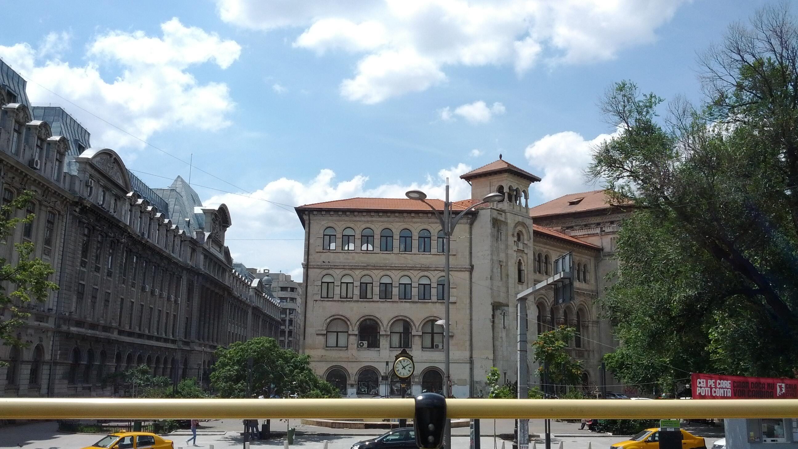 Universitate - Ceasul de la "fantana arteziana". Se vede Facultatea de Matematica (stanga) si Facultatea de Arhitectura (centru)