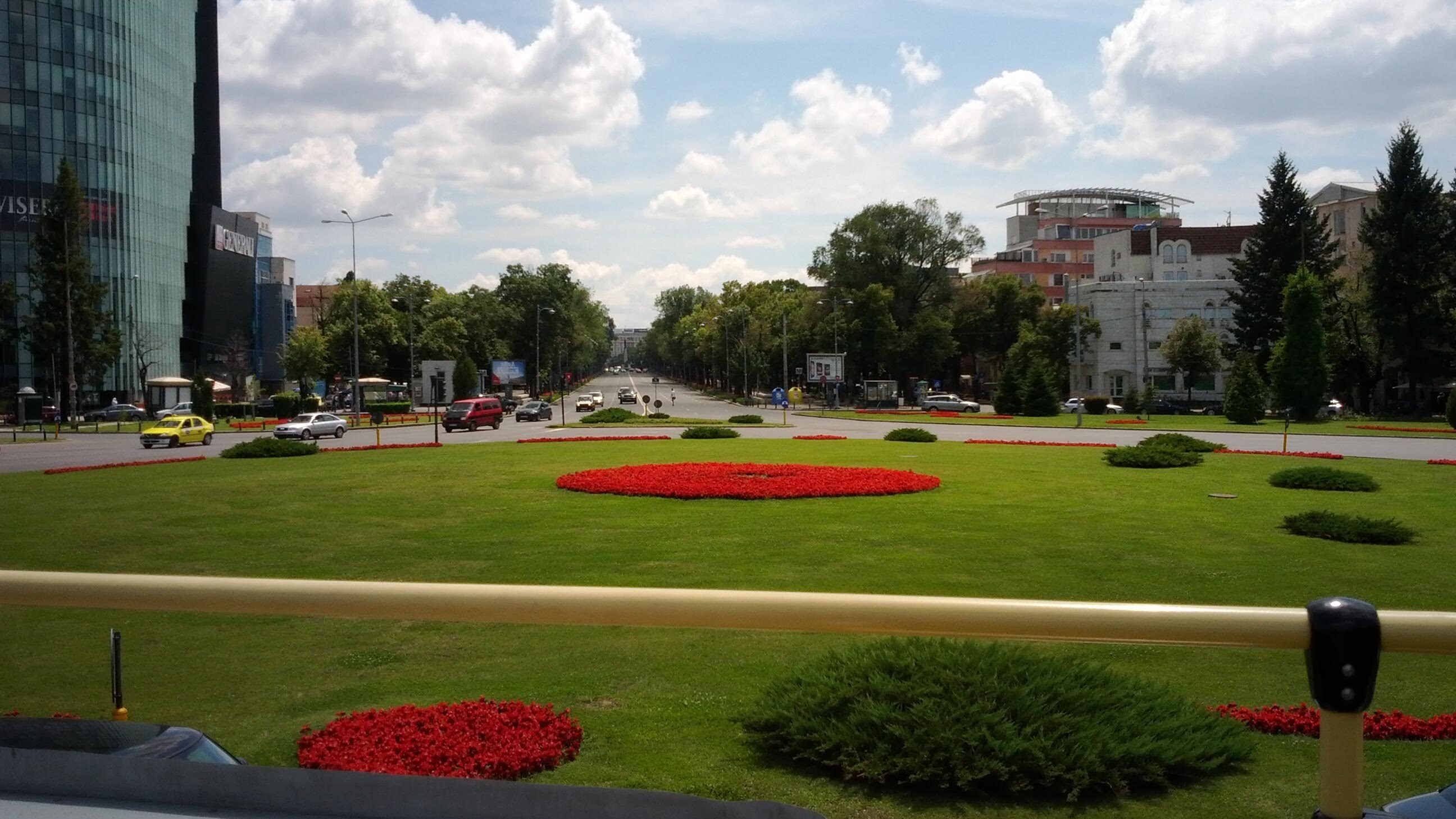 Rond Metrou Aviatorilor la intrarea principală în Parcul Herastrau